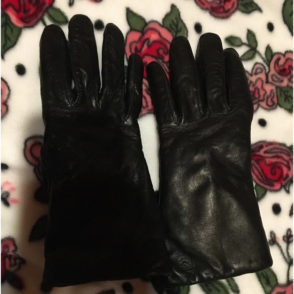 Black ISOTONER Leather gloves.
